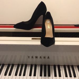 NWOT Gorgeous, black velvet, heels.